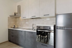 Frigorifero, forno, piano cottura, lavastoviglie
