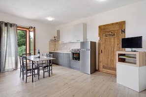 Frigorifero, forno, piano cottura, lavastoviglie