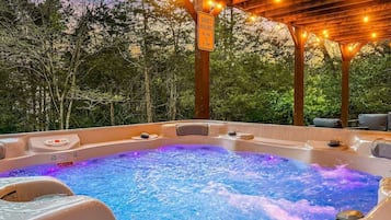 Bañera de hidromasaje al aire libre