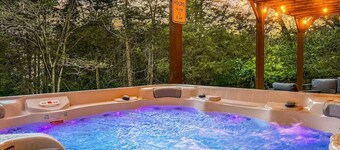 Neon Dream Lodge! Pickleball, Hot Tub, Theater