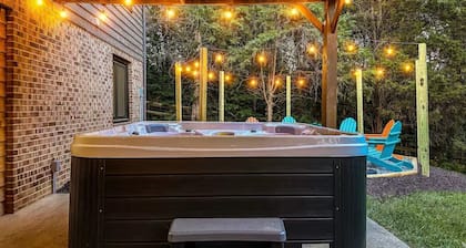 Neon Dream Lodge! Pickleball, Hot Tub, Theater