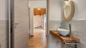 A modern bathroom with a wooden vanity, a large mirror, and a walk-in shower. - Apartment 'Camera 1' with Mountain View, Private Terrace and Wi-Fi (Sasseta)