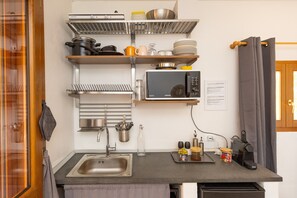Fridge, microwave, oven, stovetop - Studio 'Oltremare - Casa Fornelli' with Shared Pool, Wi-Fi and Air Conditioning (Riparbella)