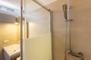Shower, hair dryer, towels - Studio 'Oltremare - Casa Fornelli' with Shared Pool, Wi-Fi and Air Conditioning (Riparbella)