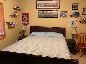 3 bedrooms, desk, iron/ironing board, free WiFi