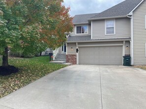 Exterior - 1 night or more. A Charming 3-bedroom-Spacious, Quiet, Comfortable Home (Lawrence)