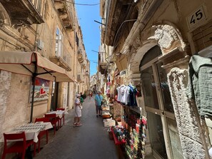 Outdoor dining - 'White' Apartment with Balcony, Wi-Fi and Air Conditioning (Siracusa)
