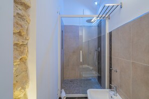 Shower, hair dryer, towels - 'White' Apartment with Balcony, Wi-Fi and Air Conditioning (Siracusa)