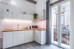 Fridge, microwave, stovetop, coffee/tea maker