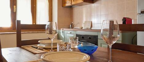 Een koelkast, een oven, een kookplaat, een vaatwasser