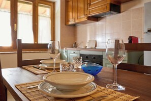 Kjøleskap, ovn, kokeplater og oppvaskmaskin