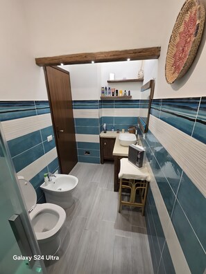 Dusch, hårtork och handdukar