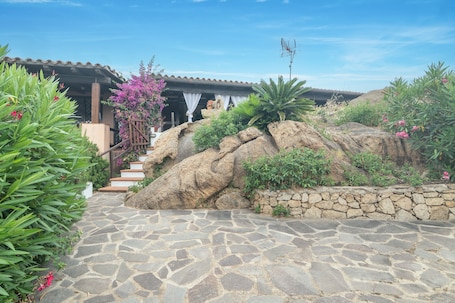 施設の敷地. Holiday Home 'Rosemary House' with Air Conditioning