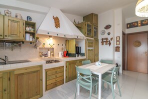 Een koelkast, een microgolfoven, een oven, een kookplaat