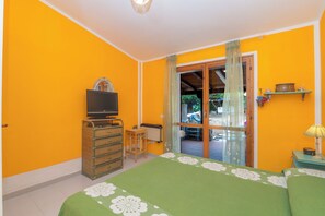 1 bedroom, bed sheets