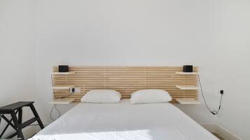 1 habitación, tabla de planchar con plancha, wifi gratis y ropa de cama
