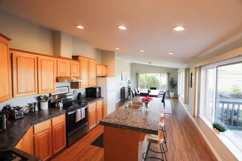 Pet Friendly Vineyard Home with Mountain Views