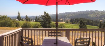 4-bedroom house with picturesque views of Mt. Hood