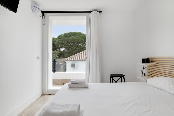 2 bedrooms, iron/ironing board, free WiFi, bed sheets
