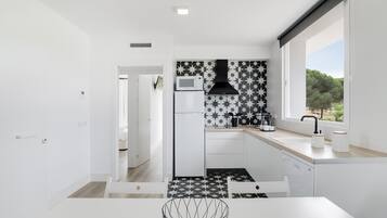 Een koelkast, een microgolfoven, een kookplaat, een vaatwasser