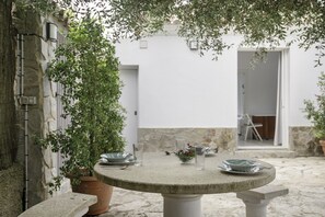 Outdoor dining - Apartment 'Suite 7  In Natural Park' with Shared Pool, Wi-Fi and Air Conditioning (Barbate)