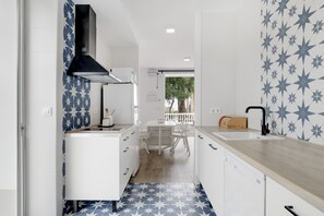 Fridge, microwave, stovetop, dishwasher