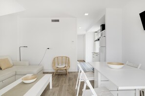 TV - Apartment 'Suite 1  In Natural Park' with Shared Pool, Wi-Fi and Air Conditioning (Barbate)