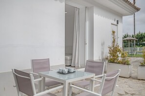 Outdoor dining - Apartment 'Suite 3  In Natural Park' with Shared Pool, Wi-Fi and Air Conditioning (Barbate)