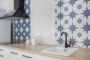 Kühlschrank, Mikrowelle, Herdplatte, Geschirrspüler