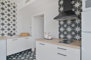 Réfrigérateur, micro-ondes, plaque de cuisson, lave-vaisselle