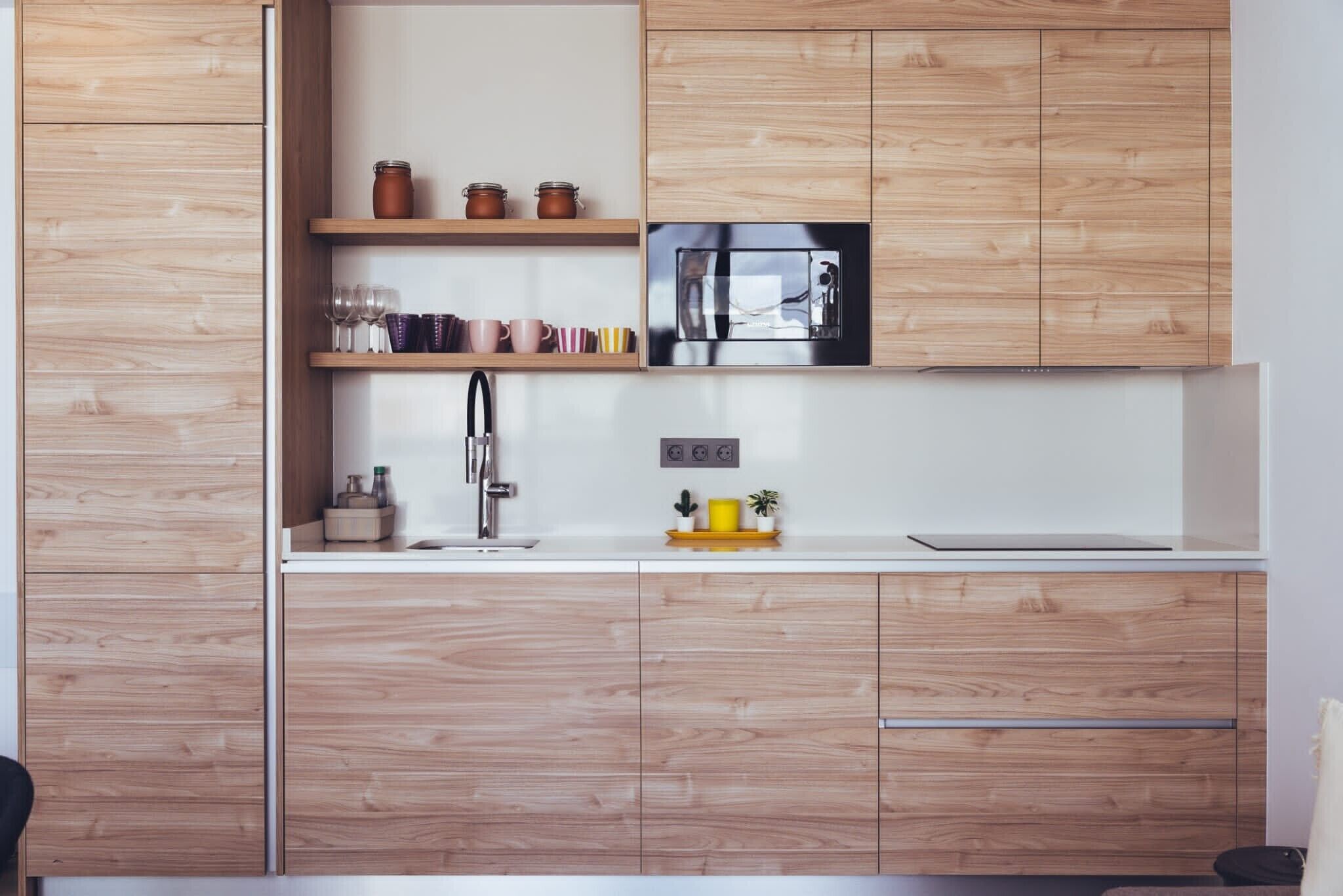 Frigorifero, microonde, forno, piano cottura