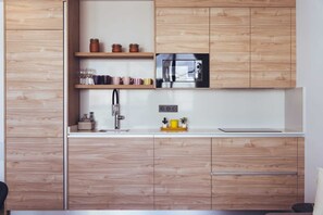 Refrigerador, microondas, horno, placa de cocina