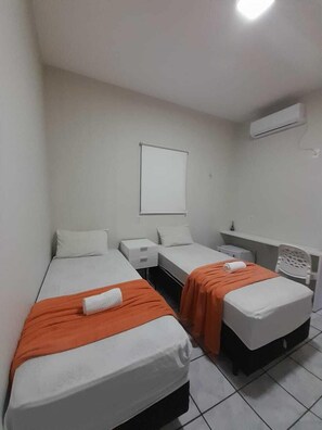 Economy Twin kamer | Een bureau, een laptopwerkplek, gratis wifi, beddengoed