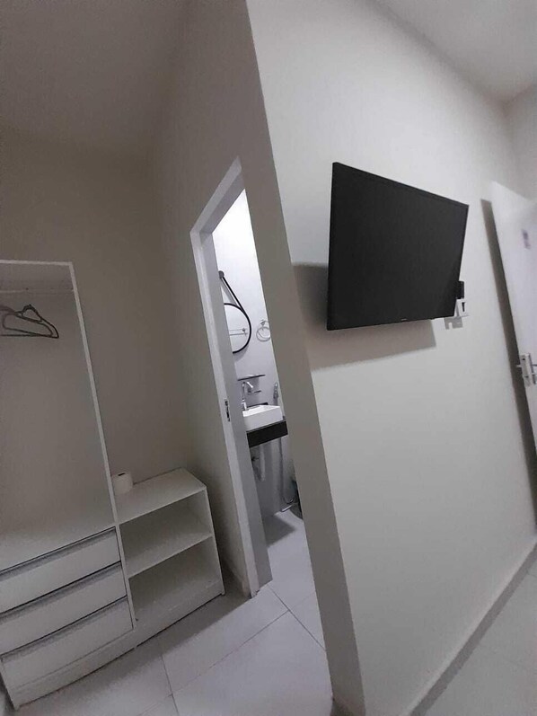 Comfort tweepersoonskamer | Een bureau, een laptopwerkplek, gratis wifi, beddengoed