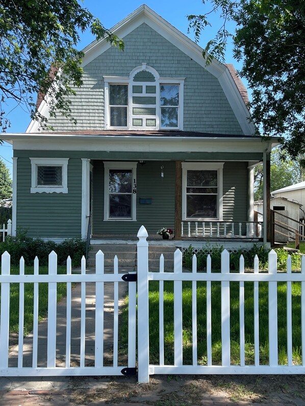 Exterior - Centrally located spacious house in Valentine, 4 bedrooms, 5 beds, sleeps 8 (Valentine)