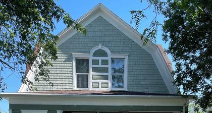 Centrally located spacious house in Valentine, 4 bedrooms, 5 beds, sleeps 8