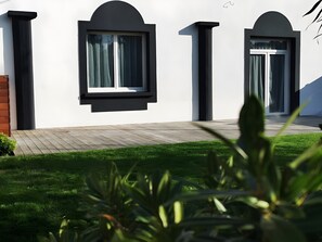 A modern building with a flat roof, large windows, and a paved entrance area. - Holiday Home 'An Alré - Piscine - Spa - Ciné' with Private Pool, Private Terrace and Wi-Fi (Brech)