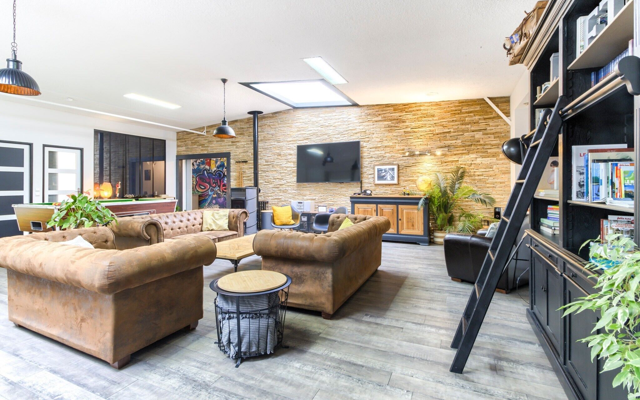 TV, caminetto, videogiochi, lettore DVD