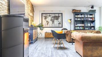 TV, caminetto, videogiochi, lettore DVD