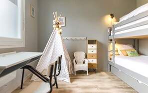 A room with a bunk bed, a desk, a chair, a small white chair, a storage unit, and a tent-like structure. - Holiday Home 'An Alré - Piscine - Spa - Ciné' with Private Pool, Private Terrace and Wi-Fi (Brech)
