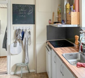 Kjøleskap, kokeplater, oppvaskmaskin og kaffetrakter/tekoker