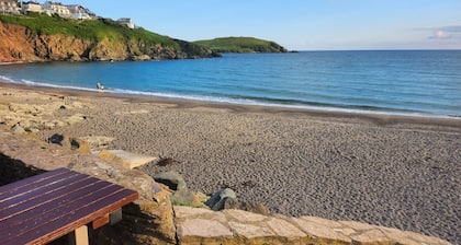 Challaborough bay Caravan, Sleeps 8, pet Friendly