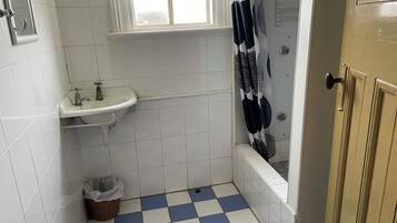 シャワー、タオル、石鹸、トイレットペーパー