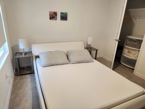 Charming lodge in marvelous Port St. Lucie with WiFi, AC