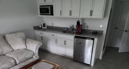 Charming lodge in marvelous Port St. Lucie with WiFi, AC