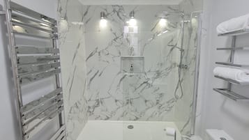 Quarto duplo, vista para a cidade | Banheiro | Secador de cabelo, toalhas de banho