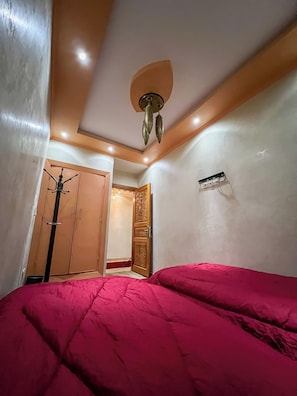 2 bedrooms, travel cot, free WiFi, bed sheets