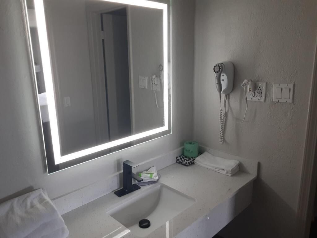 Badewanne, Haartrockner, Handtücher, Seife