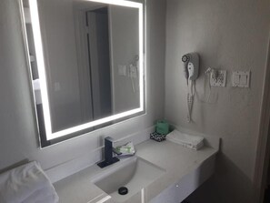 Een bad, een haardroger, handdoeken, zeep