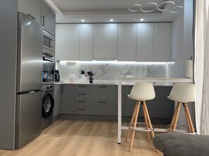Kühlschrank, Mikrowelle, Ofen, Herdplatte